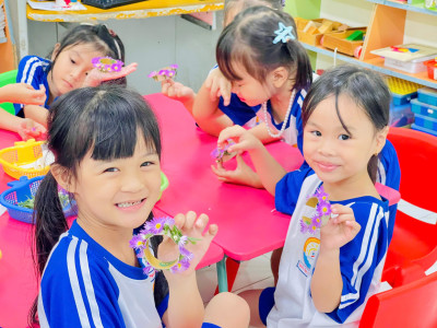 CÁC BÉ LỚP LÁ 2 LÀM VÒNG TAY TẶNG MẸ NHÂN NGÀY 20/10