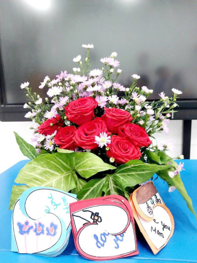 BÉ LÀM THIỆP YÊU THƯƠNG TẶNG MẸ NGÀY PHỤ NỮ VIỆT NAM 20/10