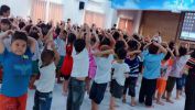 Các bé tham quan trường tiểu học Việt Anh