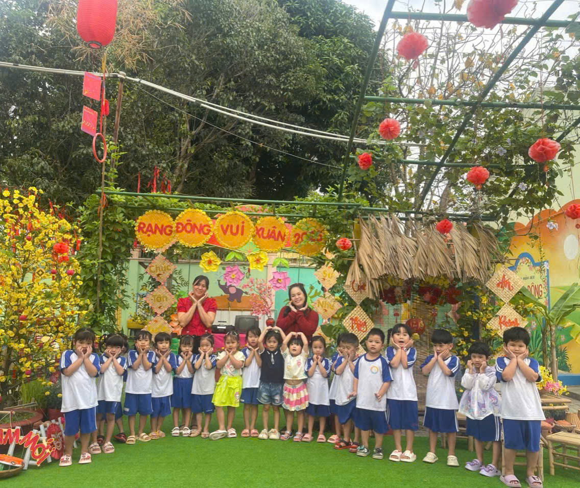 CÔ VÀ TRÒ GẶP NHAU NGÀY KHAI XUÂN